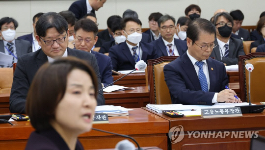 이정식 고용노동부 장관(오른쪽)과 권기섭 차관(왼쪽)이 25일 오전 서울 여의도 국회에서 환경노동위원회 전체회의에서 정의당 이은주 의원(앞쪽)의 노란봉투법(노조법 개정안) 관련 의사진행발언을 듣고 있다.<연합뉴스>